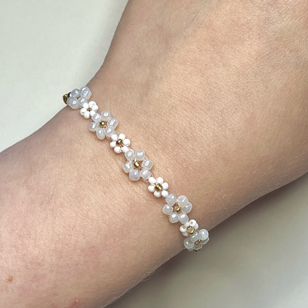 Dainty Daisy Chain Beaded Bracelet with Gold Accents
